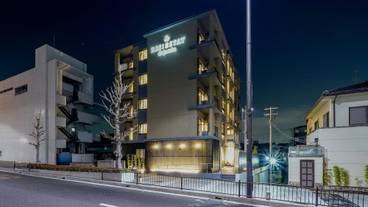 施設の正面 (日没後) / 3