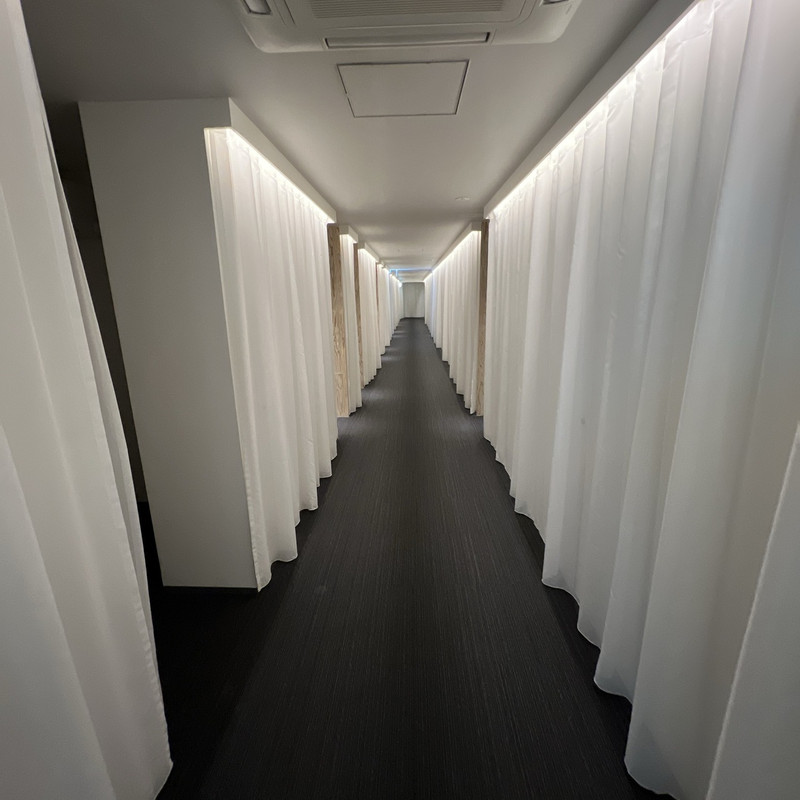 ちょっと驚く客室階の白いカーテン？