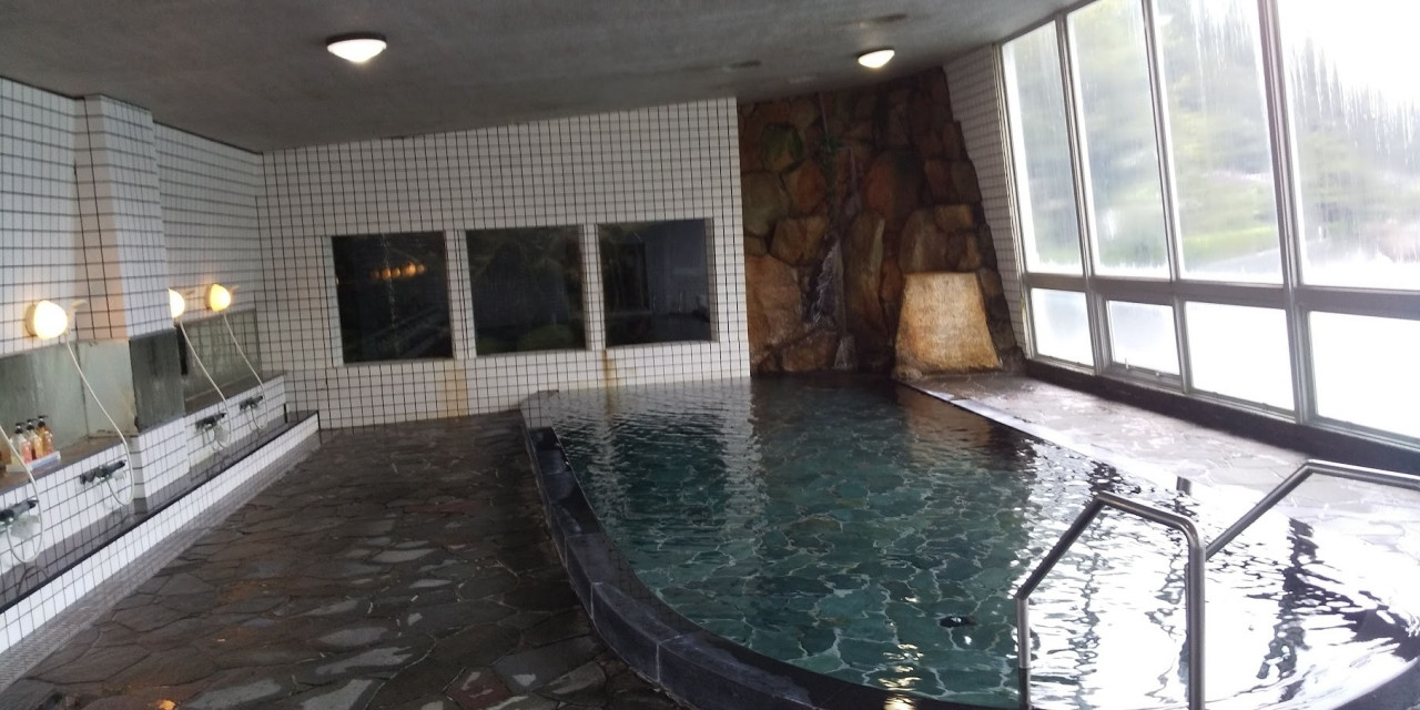 内湯、壁に水槽