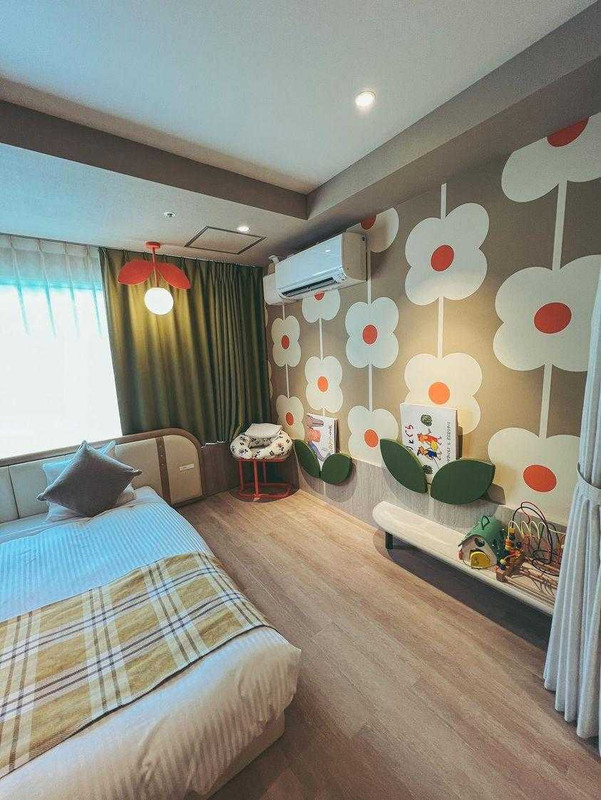 電子レンジ、おむつバケツ、ベビー用全身シャンプー等、ベビー向けの備品やアメニティが充実しているのが嬉しい。売店ではベビー麦茶やおやつの販売も / 2