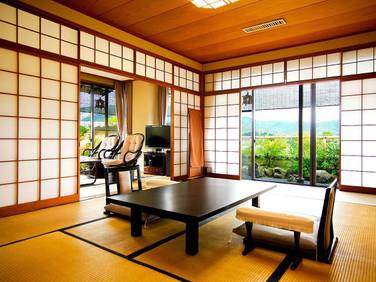 Kyoto Arashiyama onsen Togetsutei(Kyoto ryokan): A room with an open-air bath with a superb view of Arashiyama. You can relax in a spacious 12-tatami room, and enjoy the scenery like a picture scroll from the wide edge. ● Recommended scenes / couple's anniversary trip, reward girls' trip / 1