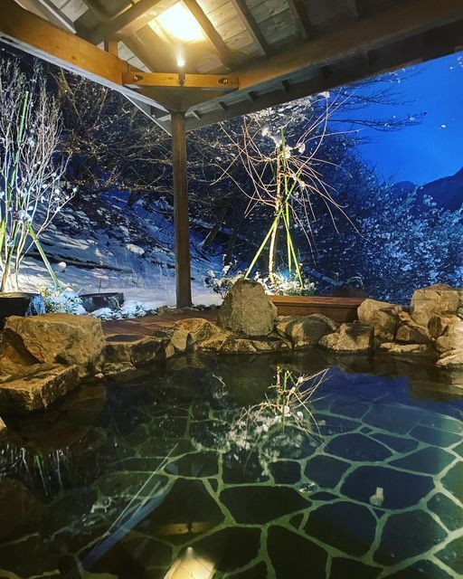 源泉をかけ流しで楽しめる、貸切露天風呂「鹿覗きの湯」。山へと続くけもの道が見え、名前の通り"鹿が覗く"こともあるのだそう。冬は雪、秋は紅葉など、四季折々の風景も素敵 / 1
