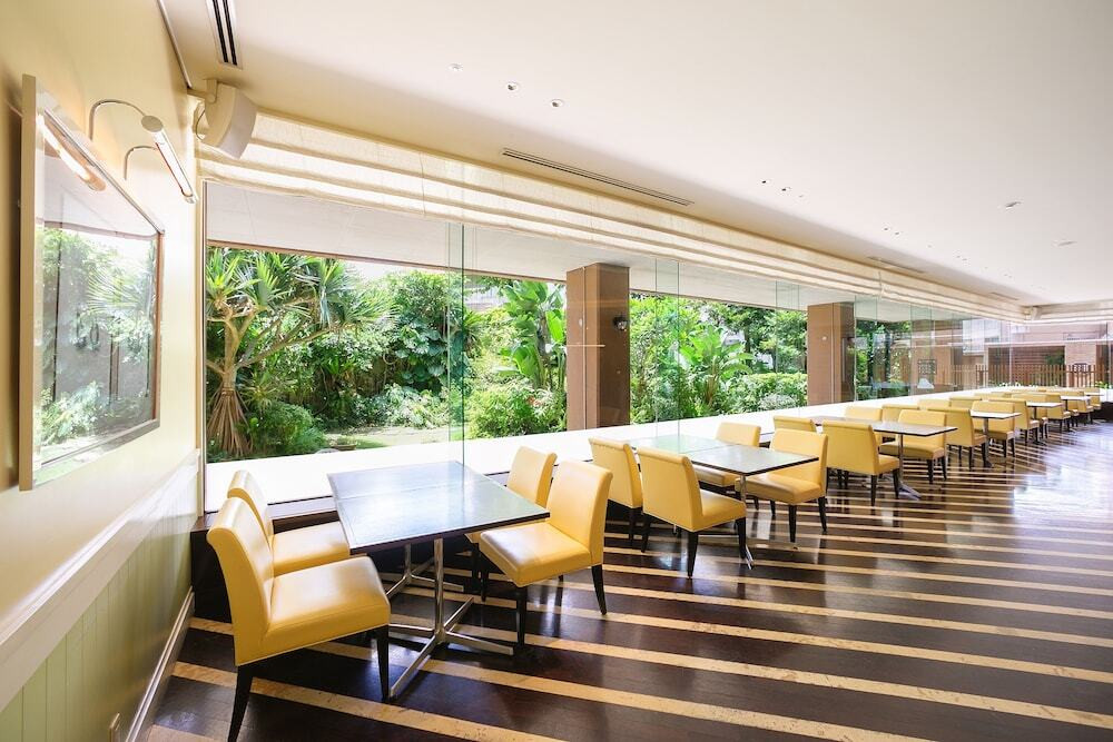 プランタン窓際の席