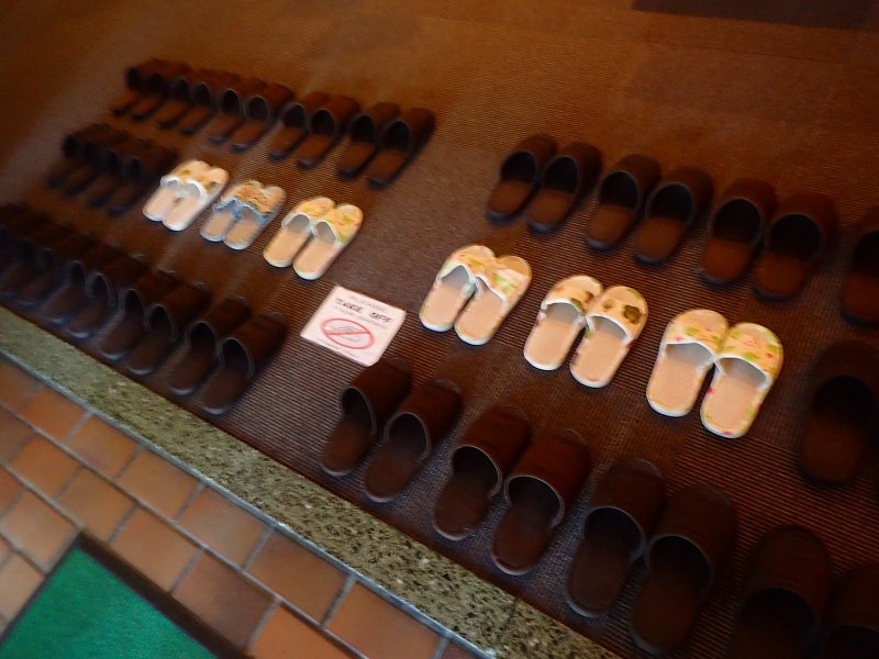 スリッパが共用、むしろ使い捨ての方が清潔感あり。