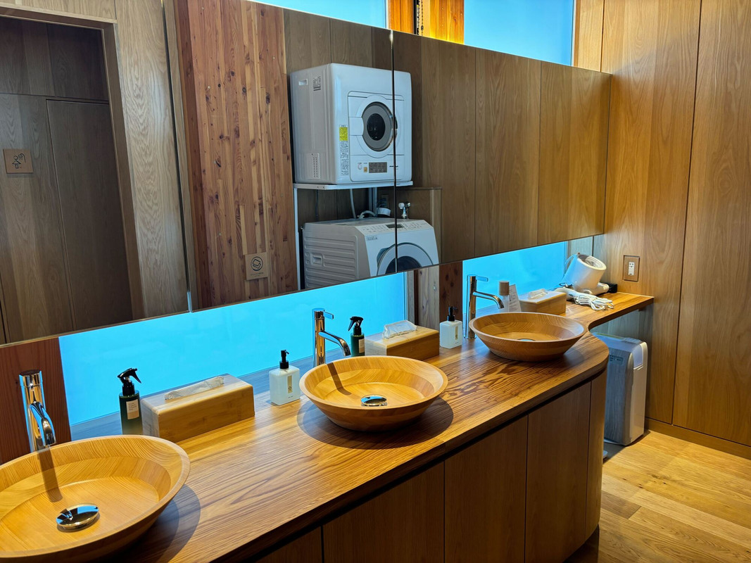 洗面スペースには洗濯機もありました。 / 1