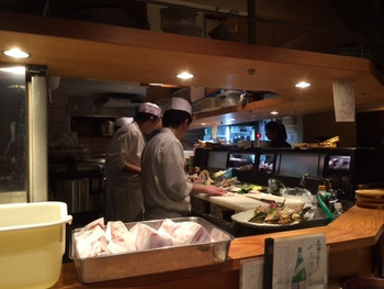 「魚金 本店」内観 976580 オープンキッチンで職人たちが躍動！