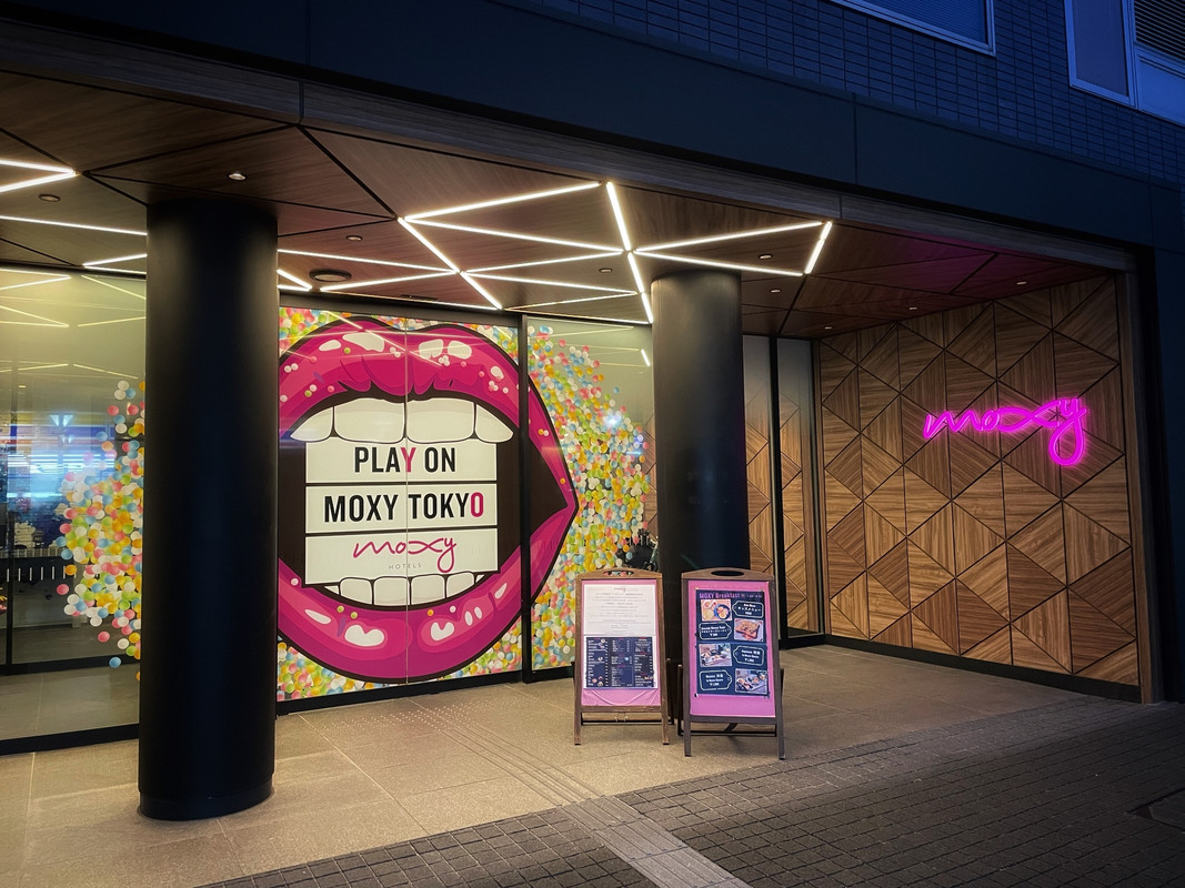 ド派手な自動ドアを通り抜けると、ポップかつシックな空間が広がります。チェックインはバーカウンターで行いました。