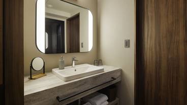 綾館 温泉露天風呂付プレミアルーム テラス付の洗面台 / 15