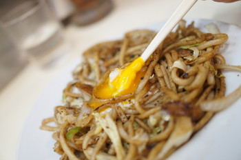 「だるま堂」料理 650210 天まどの卵を突き崩します。