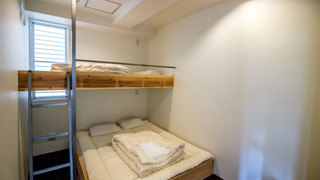 プライベート部屋　２段ベッド　下段キングベッド　上段シングル（２〜３名様用）