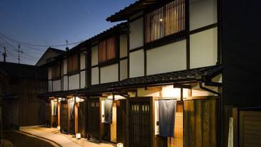 施設の正面 (日没後) / 1