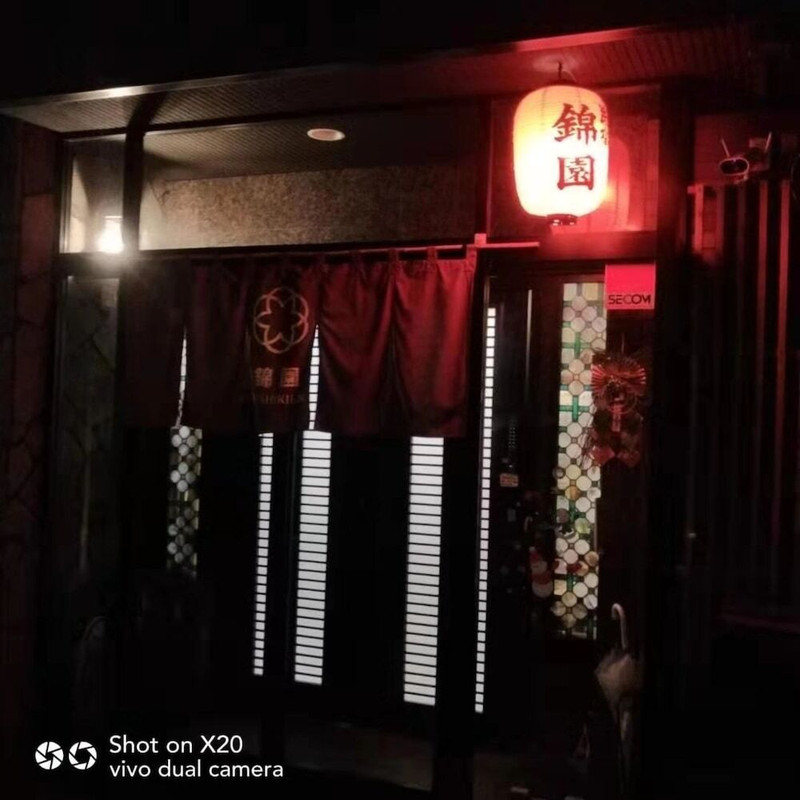 施設の正面 (日没後)