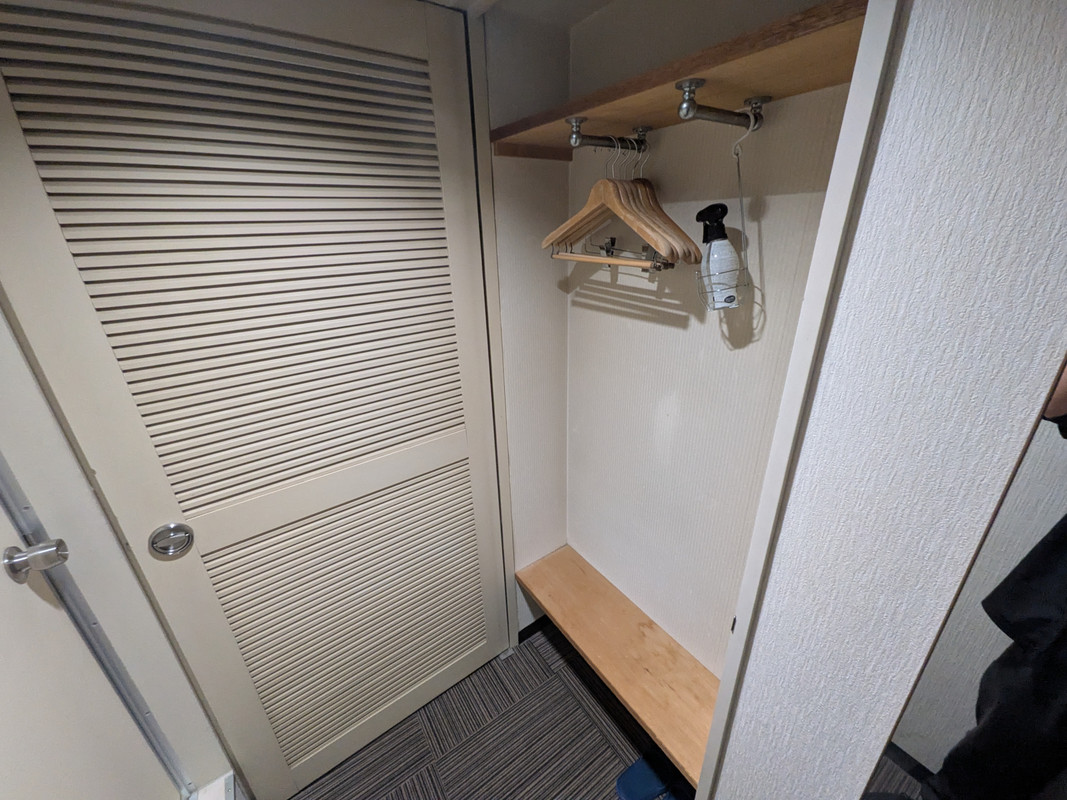 クローゼットのドアを開けますと