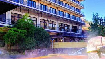 宿の外観と自噴源泉 / 2