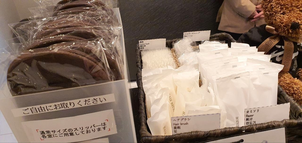 フロントカウンターの上に。