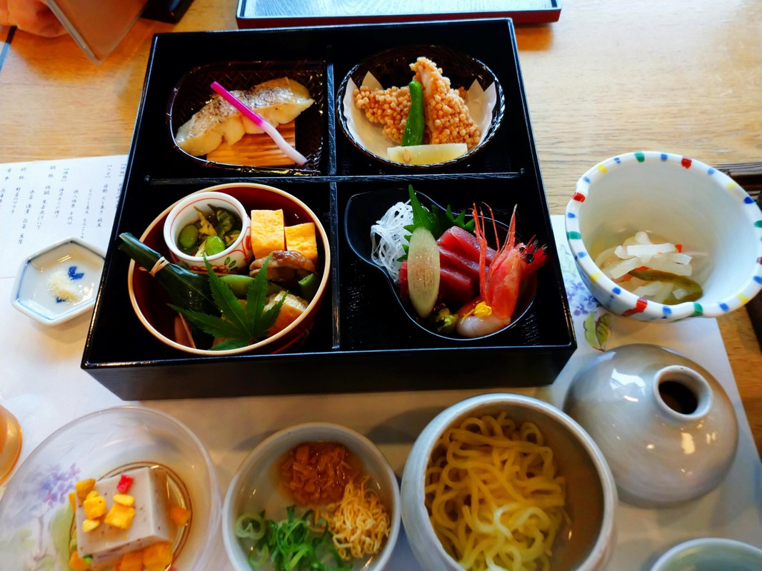 夕食、海老あられ揚げ、焼き魚、もろこし真丈など