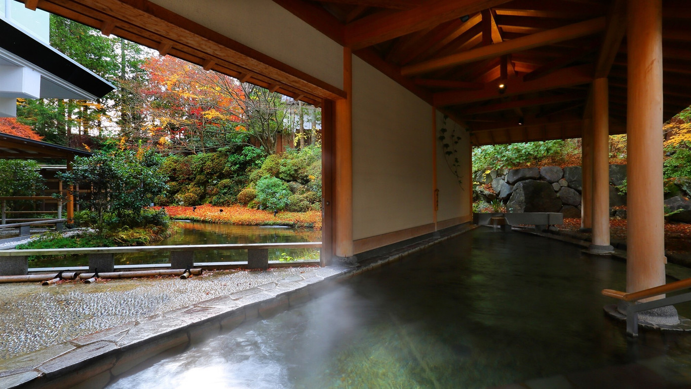秋だけの別名「紅葉風呂」を楽しもう♪3434727