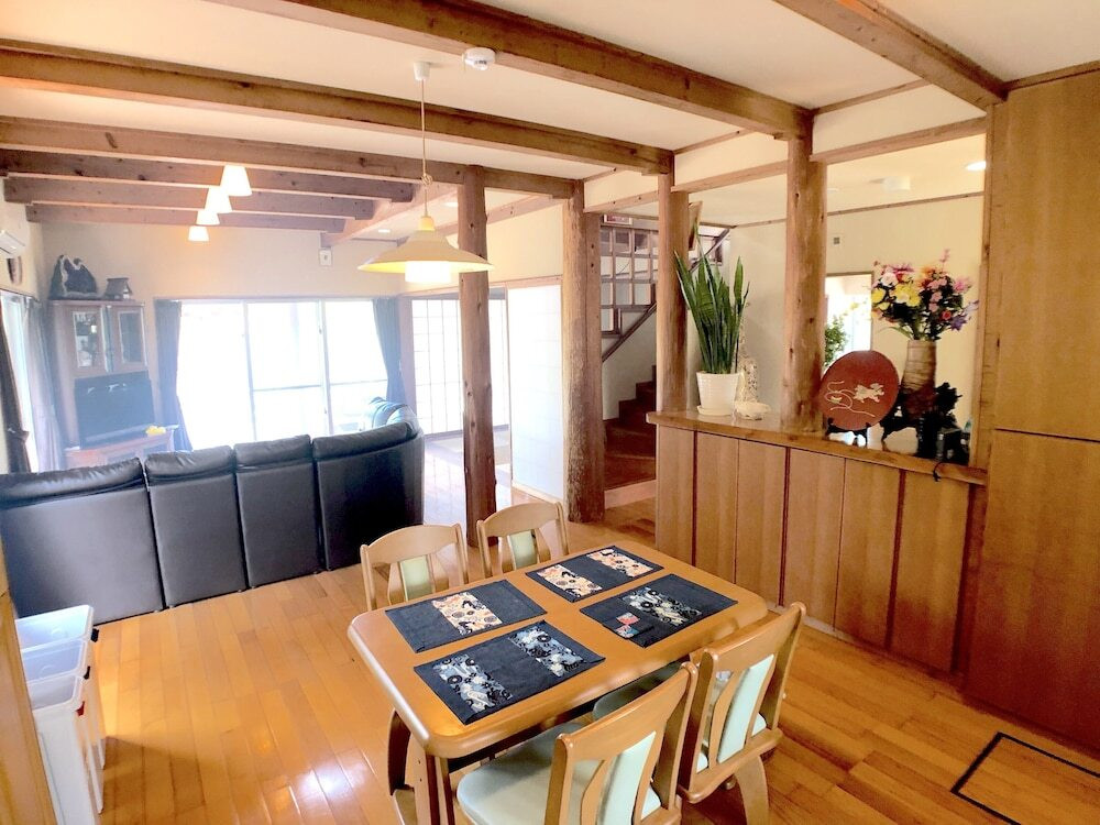 客室内のダイニングエリア