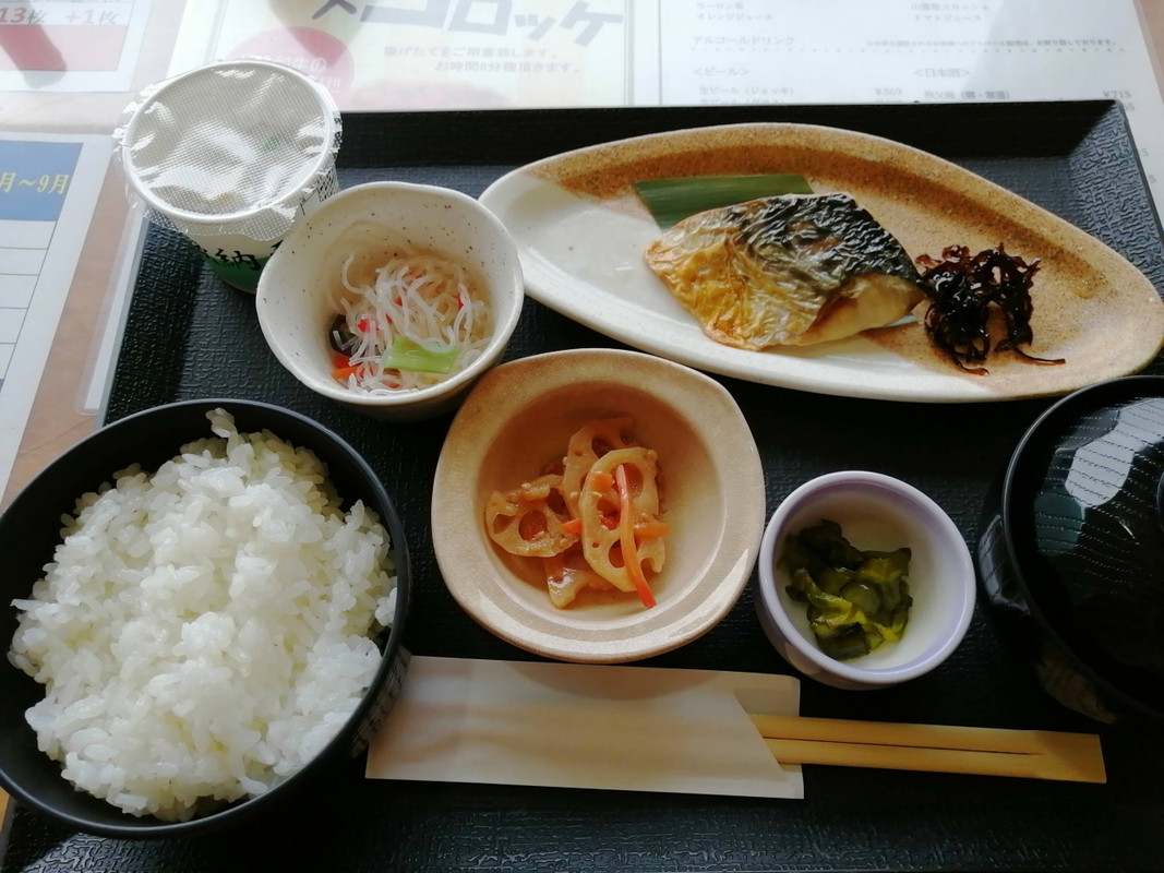 定食スタイルの朝食