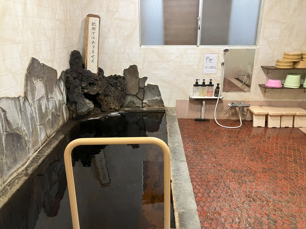 小さめのお風呂。黒湯で湯温もちょうどいい！