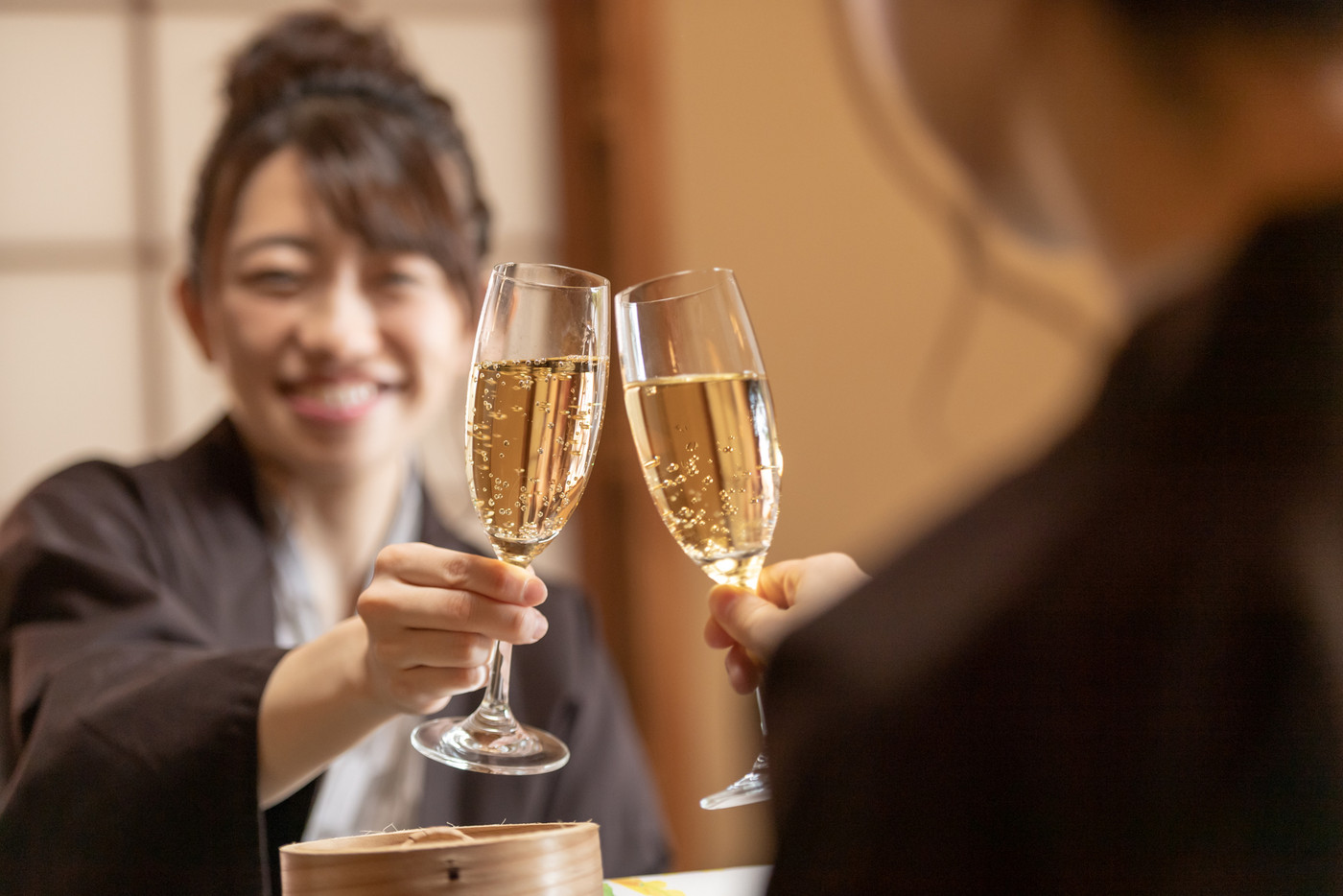 若い女性、女子旅、旅館、浴衣、食事、乾杯