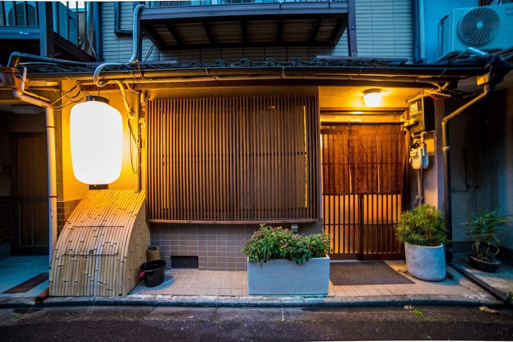 施設の正面 (日没後)