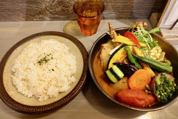 「Rojiura Curry SAMURAI. 吉祥寺店」 料理 66681910 チキンと1日分の野菜20品目　1480円　＋　辛さ５　50円　＋　ライスL　100円