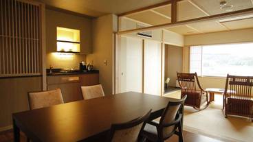 「別邸水の星」2階　温泉露天風呂付特別室　リビングダイニング / 5