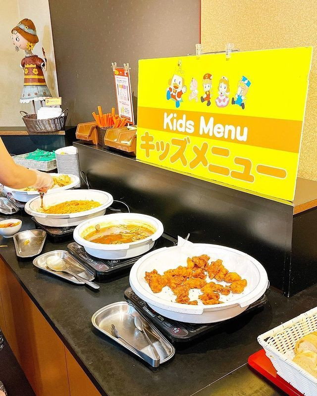 レストラン「浅間」の和室にはジャングルジムなどのプレイスポットがあり、 親が食べ終わるまで子供は遊んで待っていられるので助かりました。