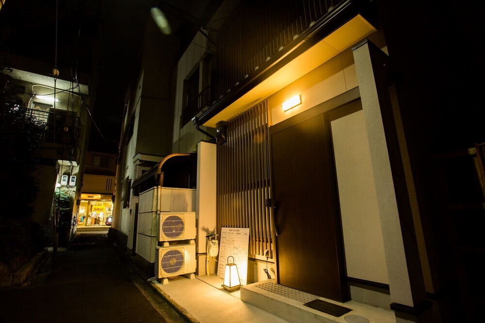 施設の正面 (日没後)