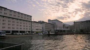 施設の正面 (日没後) / 2