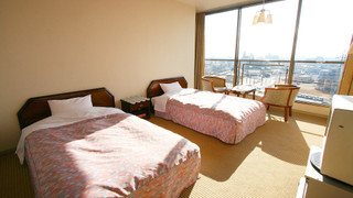 和洋室（和室10畳＋ツイン）