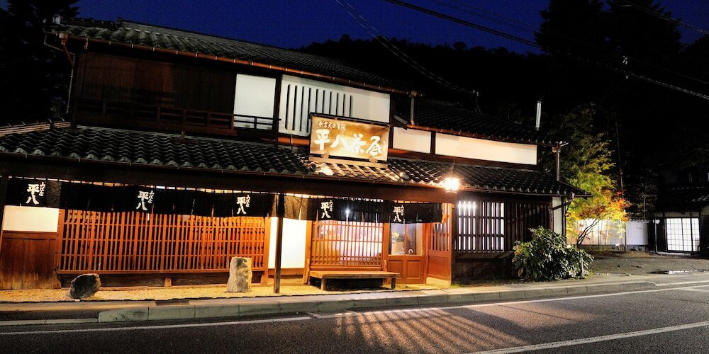 施設の正面 (日没後)