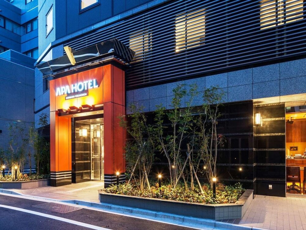 施設の正面 (日没後)