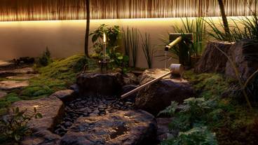 館内入口前の小庭 / 2