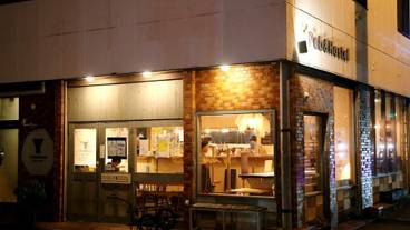 施設の正面 (日没後) / 1