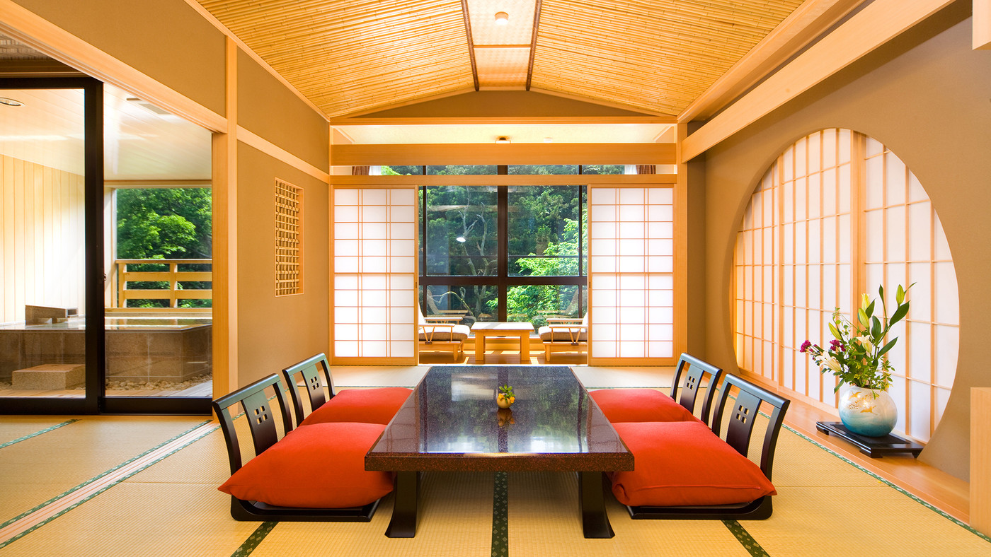 渓流を臨む大浴場で、ほっと一息3521886