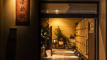 施設の正面 (日没後) / 1