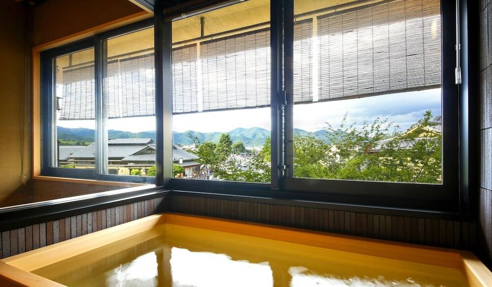 秀山閣の檜内風呂付客室 / 2