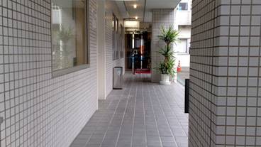 施設の入り口 / 3