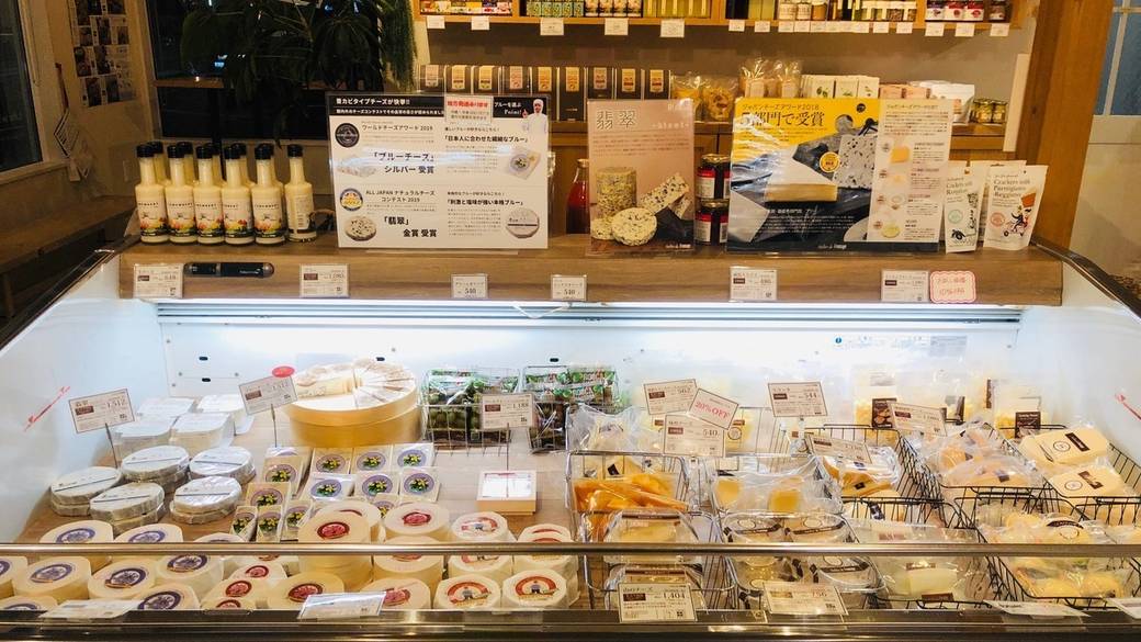 旧軽井沢銀座で
味わい深いチーズを購入 / 3