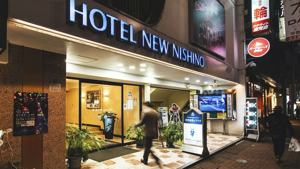 施設の正面 (日没後)