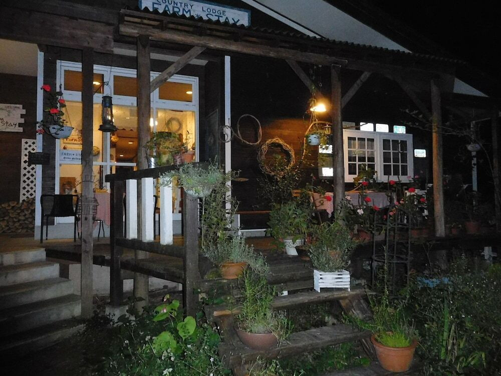 施設の正面 (日没後)