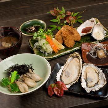 「牡蠣屋」料理 723417 「牡蠣屋定食」2150円。牡蠣屋のメニューをほぼ含むセットでまさにカキづくしです。