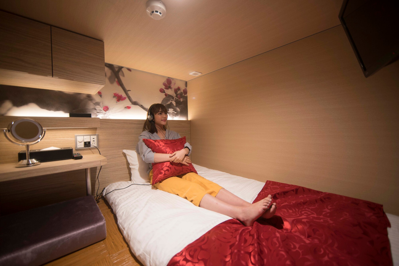 個室を備えた「カプセルホテル＆キャビン型ホテル」でお悩み解決！3481937