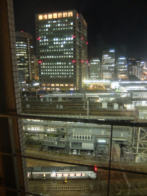 山陽新幹線と車両基地(大阪ひだの回送)