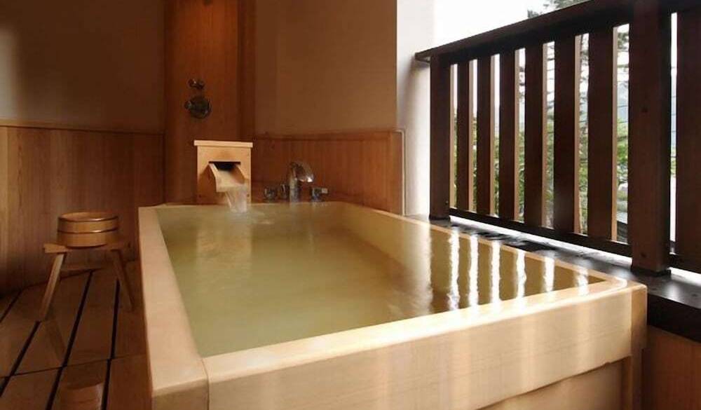 蕗の総檜の露天風呂 / 2