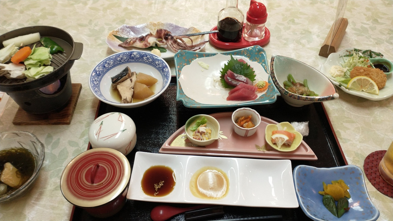 夕食の基本セット。品数は多い。