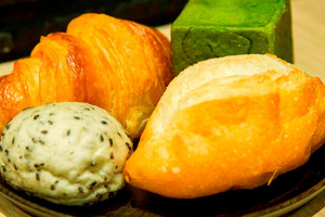 洋食は数種類の香り高いパンが魅力