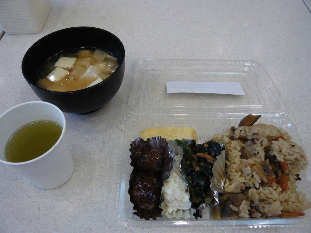 朝食　コロナ対応のためパック詰めで提供